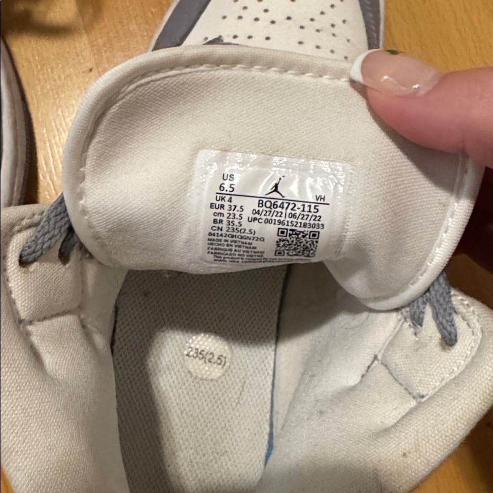 Jordan woman’s Sneakers in Gray and White size 6.5 - Picture 7 of 7
